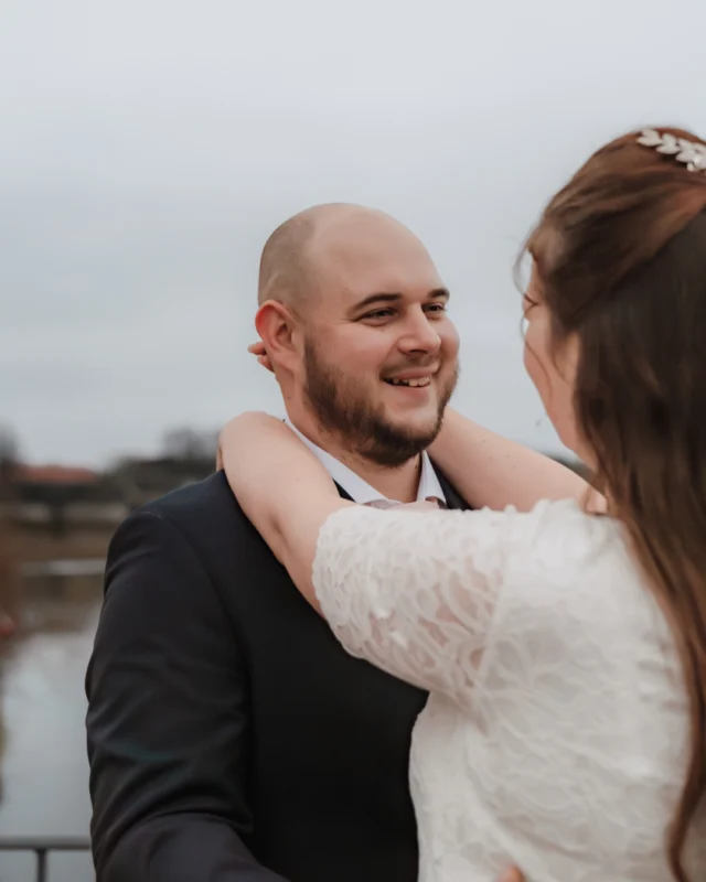 Die Magie einer Winterhochzeit ✨🤍 Ihr überlegt noch, ob eine Winterhochzeit etwas für euch ist? Habt Angst, dass das Wetter „nicht mitmacht“? Dann schaut euch die Bilder von L&M an. Die beiden gaben sich am 12.12. das Ja-Wort. Das Universum schenkte ihnen einen typisch deutschen Wintertag - ohne Sonne und ohne Schnee. Aber die Magie dieses ganz besonderen Tages, die spürte man überall. Es lag Liebe und Wärme in der Luft, obwohl die Außentemperaturen niedrig waren. Es war ein ganz besonderer und toller Tag 🤩 Das Wetter könnt ihr nicht beeinflussen, egal wann ihr heiratet, aber es spielt auch gar nicht die Wichtigste Rolle an eurem besonderen Tag! Ihr seid noch am Überlegen, was zu euch passt? Lasst uns in den Kommentaren eure Gedanken und Überlegungen austauschen, oder schreibt uns ganz unverbindlich eine Nachricht. WINTERHOCHZEIT HEIRATEN IM WINTER DEZEMBERHOCHZEIT HOCHZEITSFOTOGRAFIE HOCHZEITSFOTOGRAF