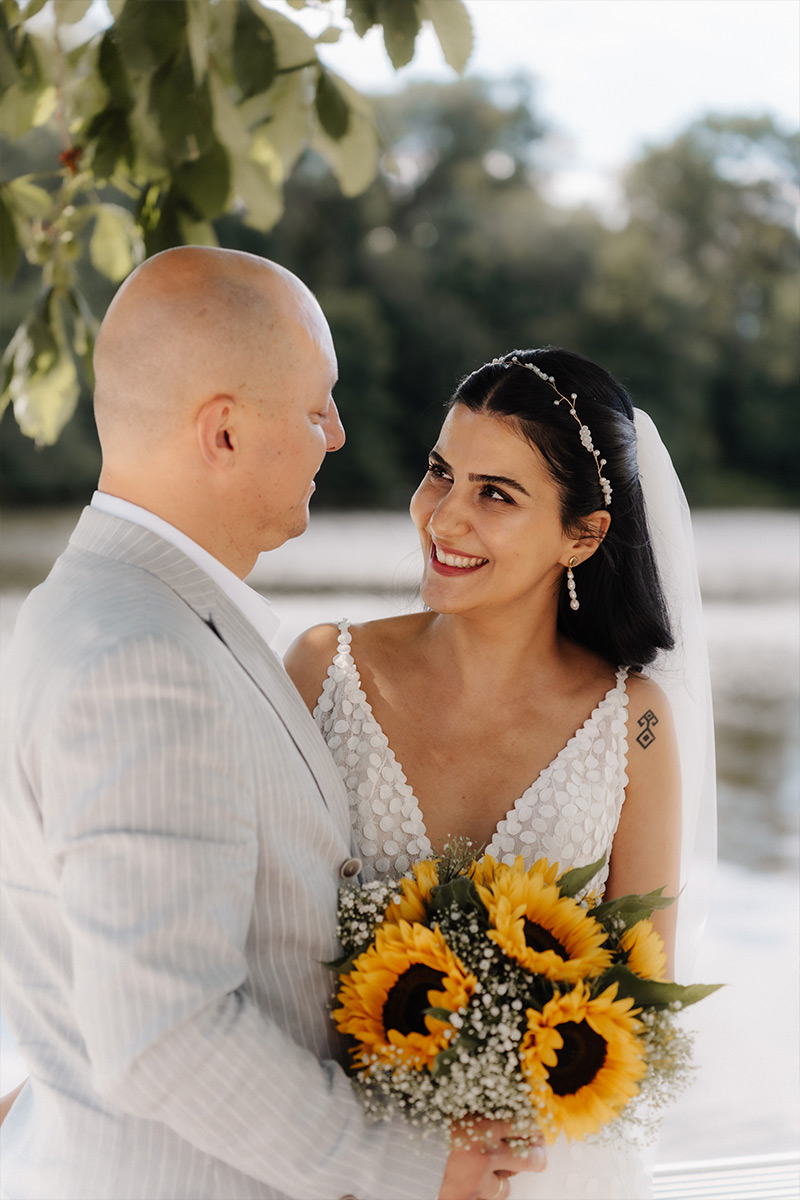 Braut im weißem Hochzeitskleid