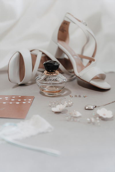 Braut im weißem Hochzeitskleid